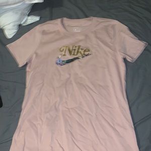 Women’s Nike graphic tee size S